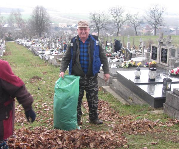 Brigáda - úprava okolia kostola a cintorína , foto 2 z 26