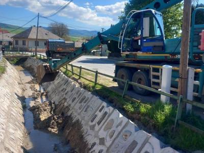Čistenie potoka v obci , foto 2 z 6