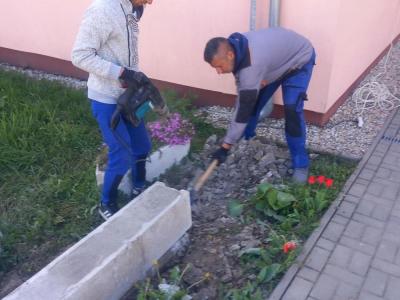 Pomoc pri úprave okolia ZŠ 04/2025, foto 1 z 5