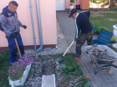 Pomoc pri úprave okolia ZŠ 04/2025, foto 3 z 5