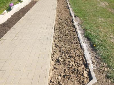 Pomoc pri úprave okolia ZŠ 04/2025, foto 2 z 5